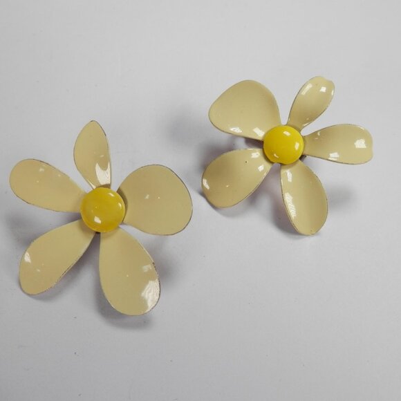 Vtg 60s 70s Clip On Light Yellow Enamel Flower Earring Mod Daisy Retro 1.5" - Picture 6 of 7